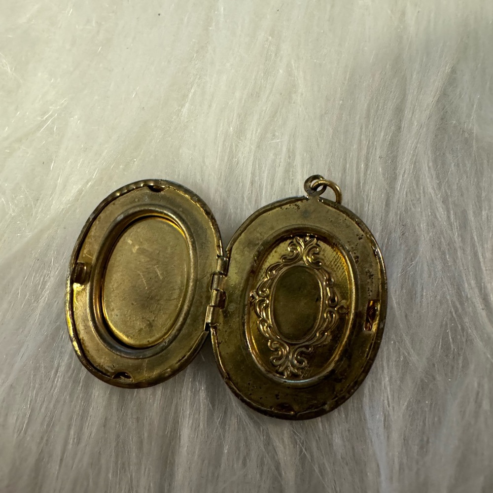 Vintage Locket - Picture 3 of 4